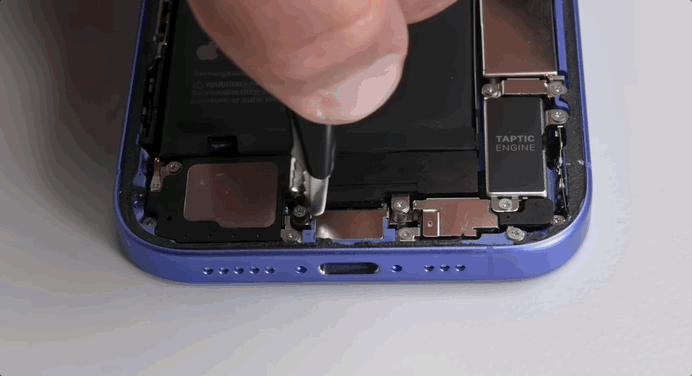 賭博:在被拆散的 iPhone 16 里,我发现了苹果藏在电池里的秘密
