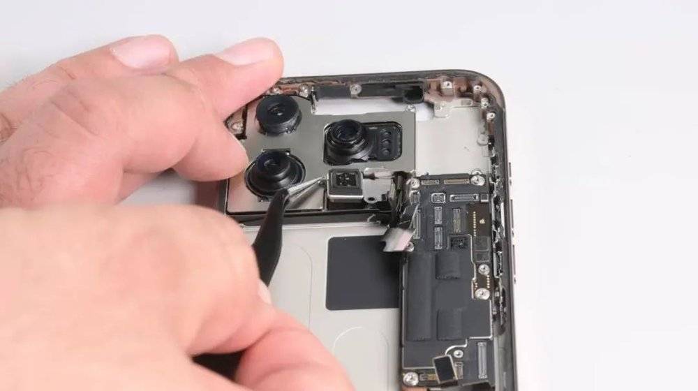賭博:在被拆散的 iPhone 16 里,我发现了苹果藏在电池里的秘密