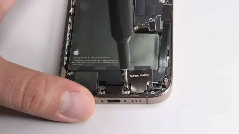 賭博:在被拆散的 iPhone 16 里,我发现了苹果藏在电池里的秘密
