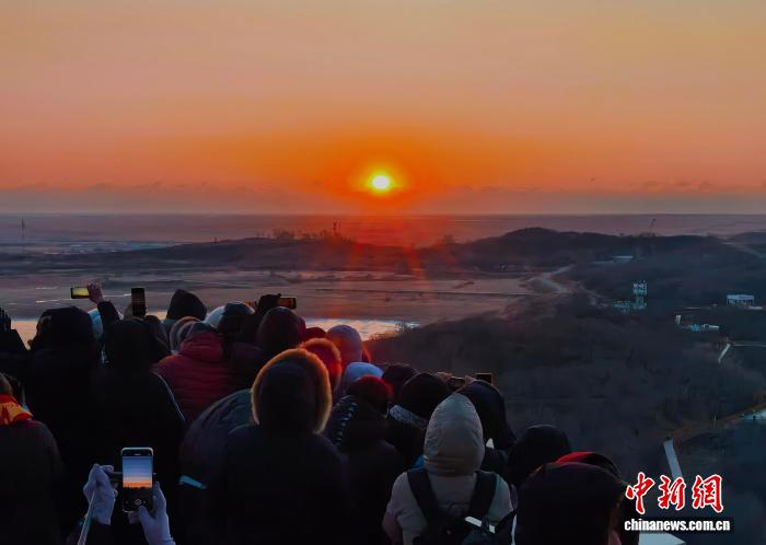 七贏娛樂城：中外游客在吉林珲春迎新年第一缕阳光